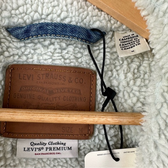 Levi’s Ex Boyfriend Trucker Sherpa Denim Jacket - Picture 10 of 13